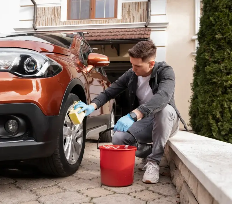 Lavage auto à domicile Verneuil-Moustiers : professionnel intervenant sur un véhicule